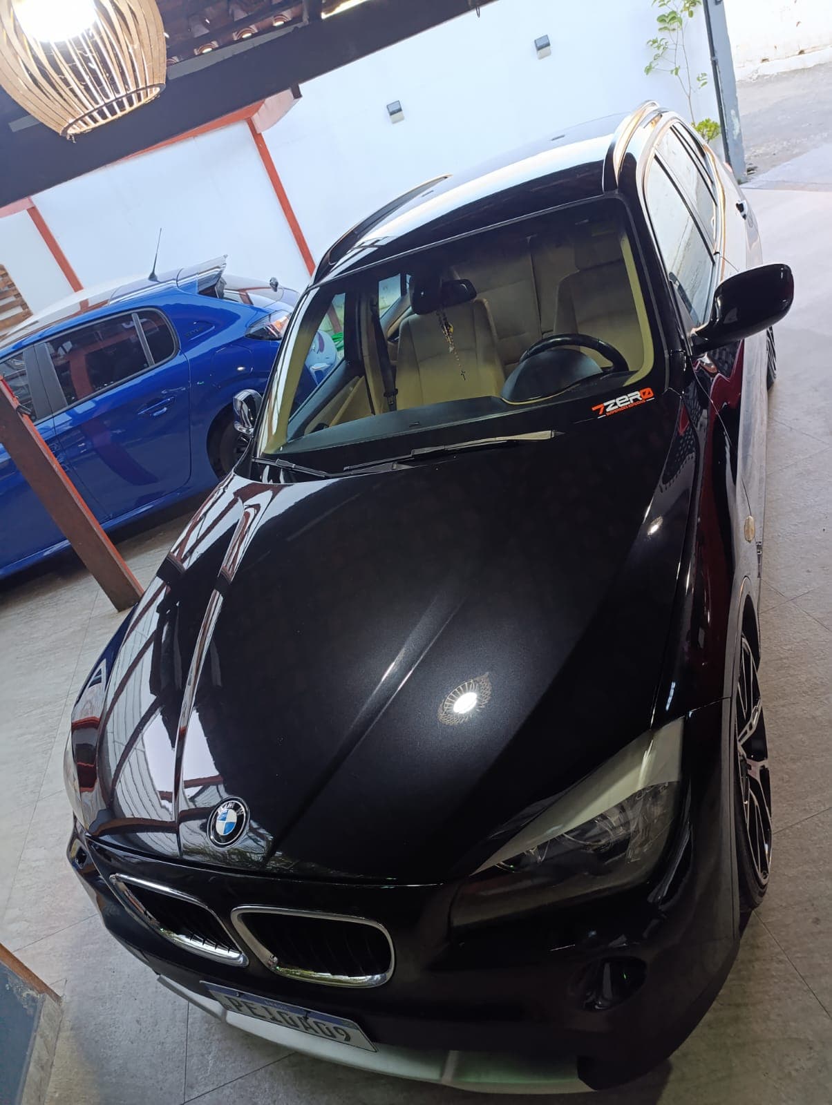 BMW com pintura polida e acabamento de brilho após polimento