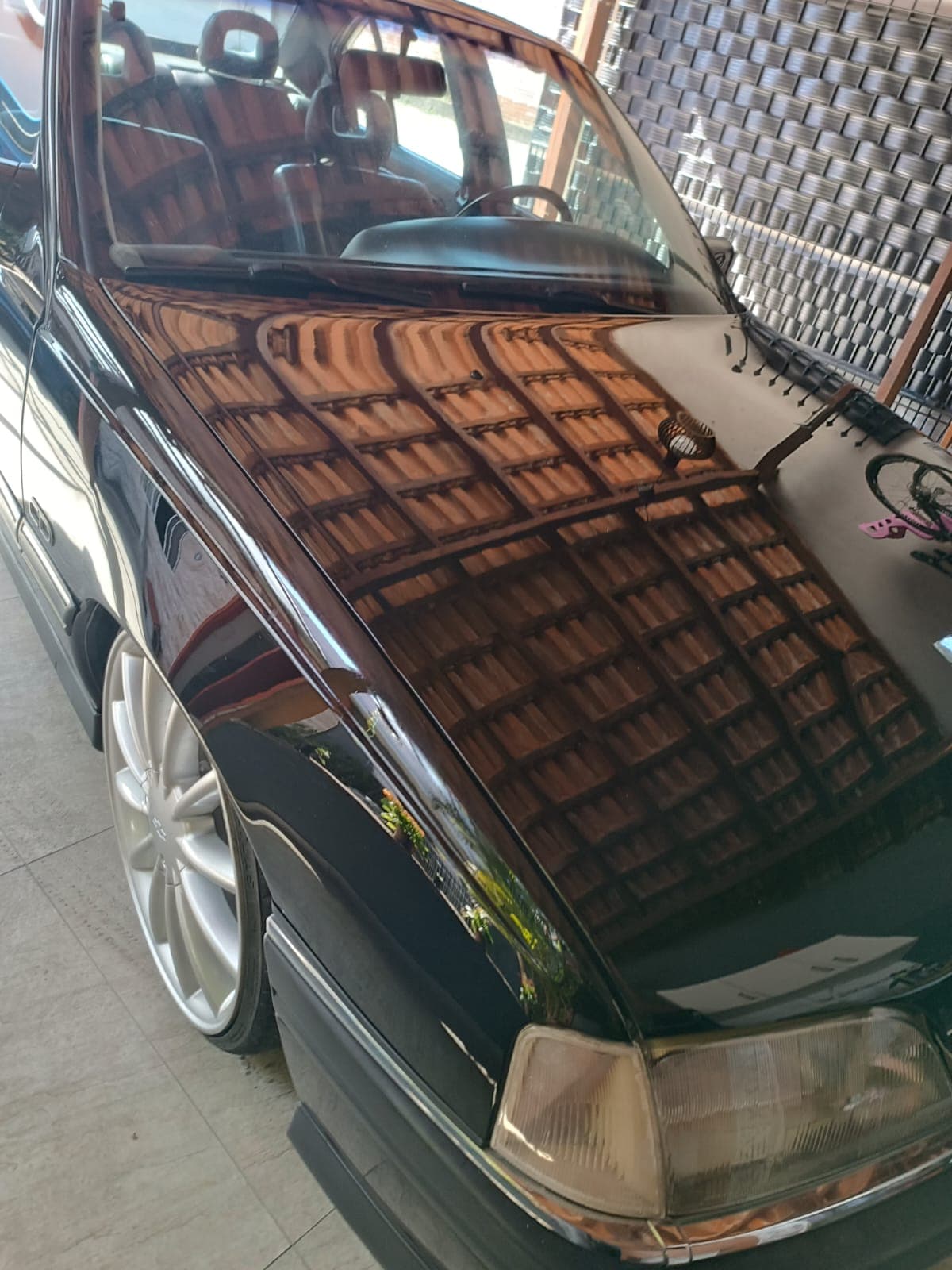 Pintura do veículo depois do espelhamento, com acabamento espelhado