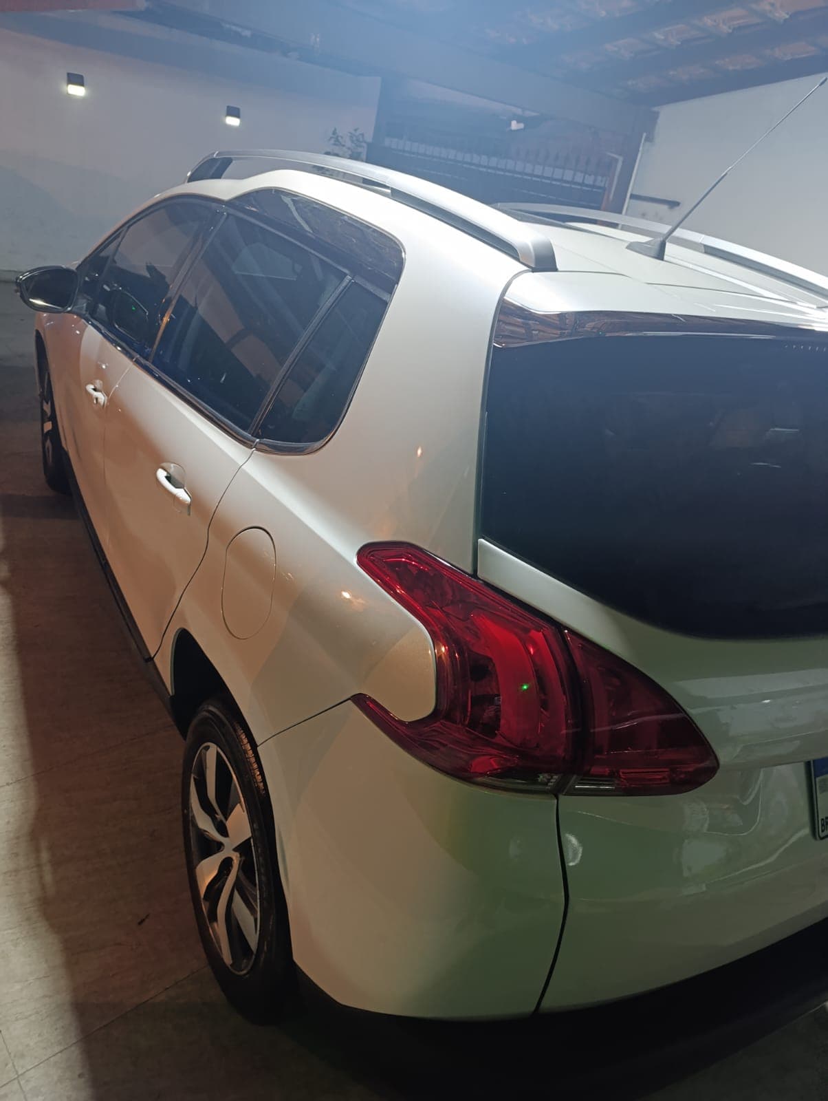 Carro com pintura espelhada após serviço de espelhamento